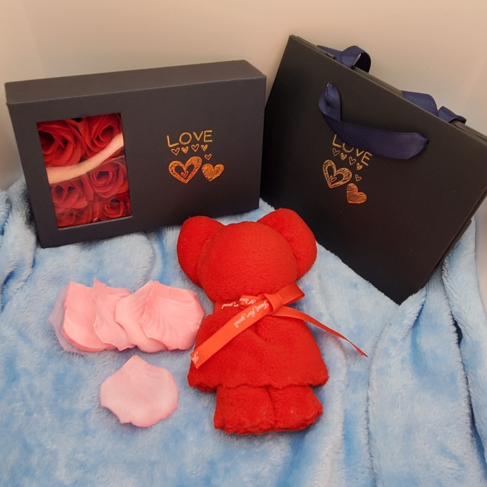 NWT 6 Lifelike Roses I Love You Gift Box /Bag/100 Rose pettles/Towel Teddy